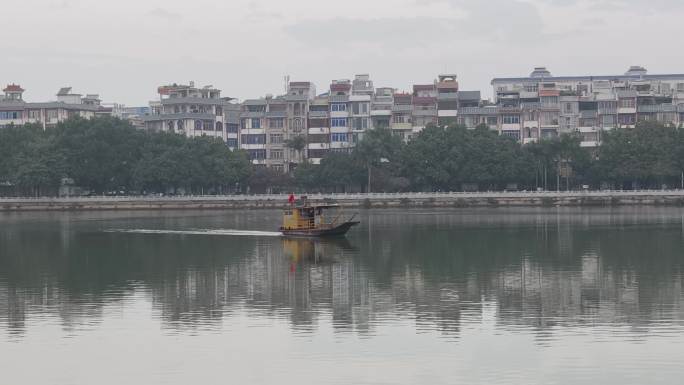 清晨渡船江面上船只河道绣江湖北流江