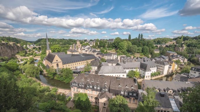 卢森堡大公国的时间流逝，城市天际线的时间流逝沿着阿尔泽特河在卢森堡历史悠久的老城区