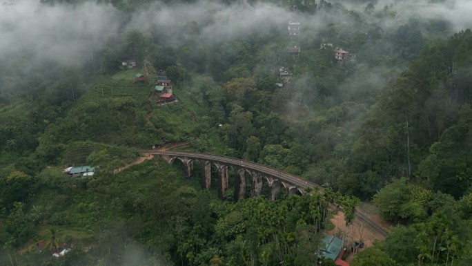高空无人机拍摄的9拱桥艾拉在雾蒙蒙的早晨斯里兰卡