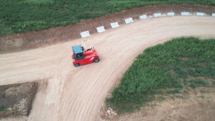 公路施工现场压路机压平路面鸟瞰图