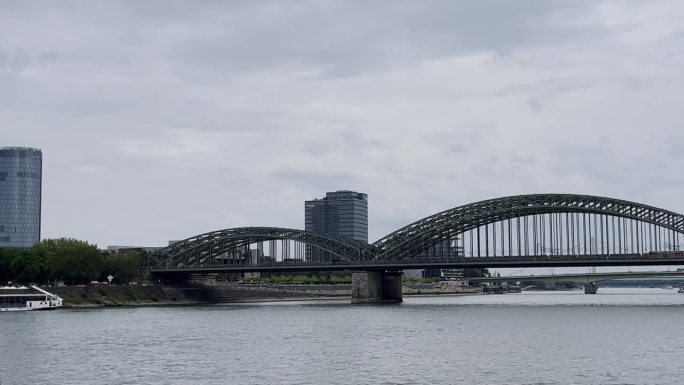 霍亨索伦大桥横跨莱茵河，位于科隆Deutz一侧