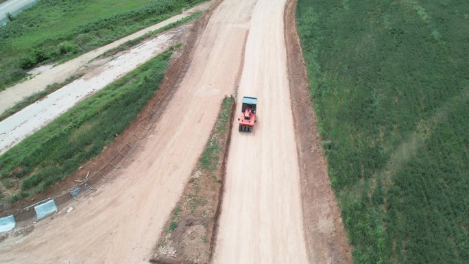 公路施工现场压路机压平路面鸟瞰图