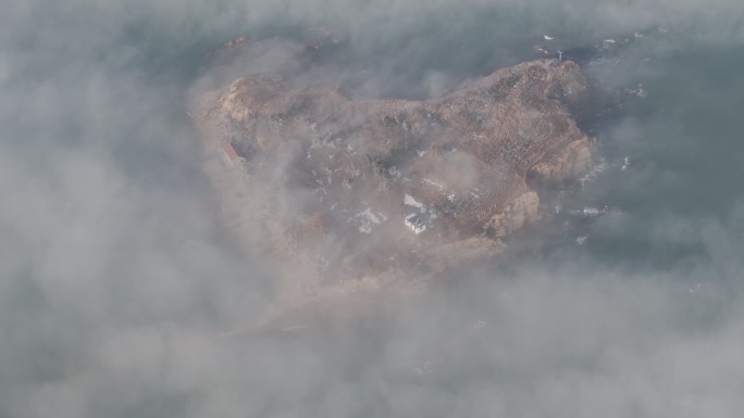 航拍俯瞰冬季平流雾中的威海双岛湾大岛