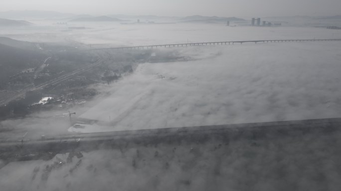 航拍威海双岛湾跨海大桥的冬季平流雾