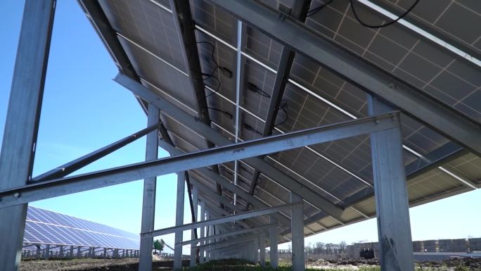 从背面看太阳能板上的钢支撑结构，能量充沛