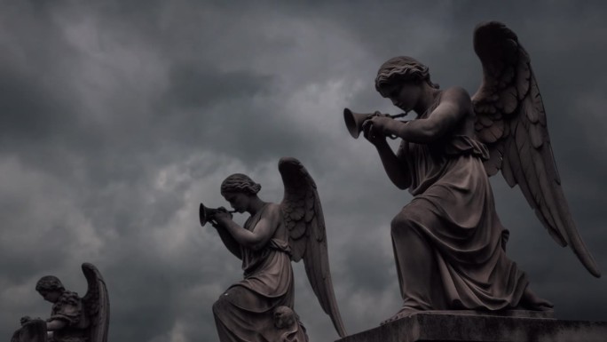 《圣经启示录》中的天使吹喇叭，雕像和暴风雨的天空。