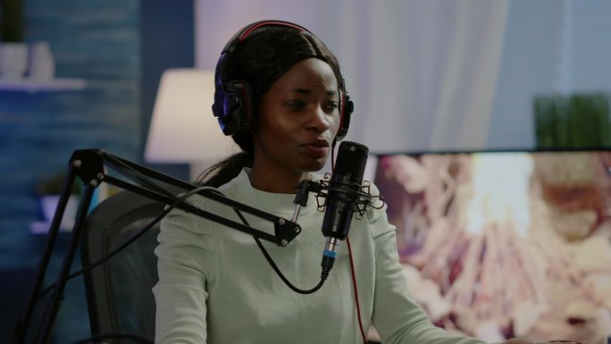 非洲女性在线节目主持人对着麦克风讲话