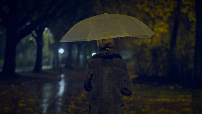 多愁善感的孤独的年轻女子在雨夜焦急地哭泣