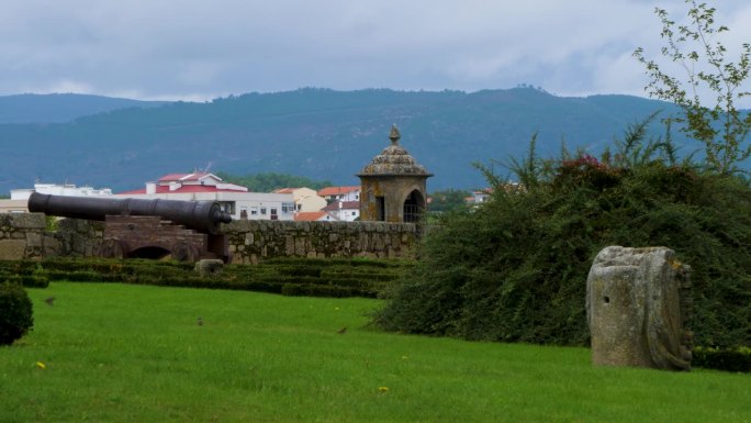 在葡萄牙的Chaves villa Real的石墙护墙上，塔上的草坪上有中世纪的大炮