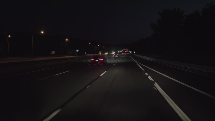 宾夕法尼亚州80号高速公路上的夜间旅行。道路POV