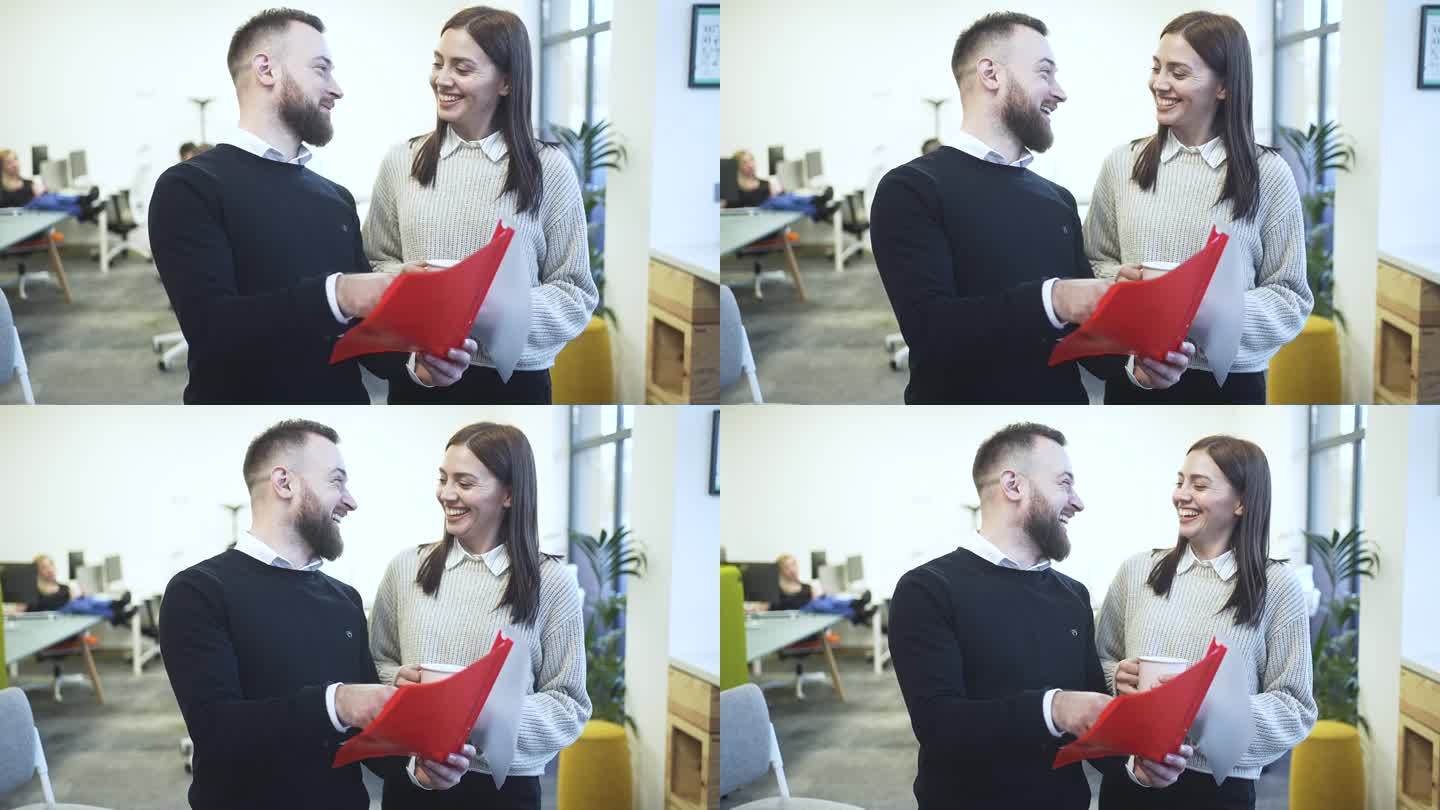 男CEO和女副总裁在办公室微笑分析成功的新项目