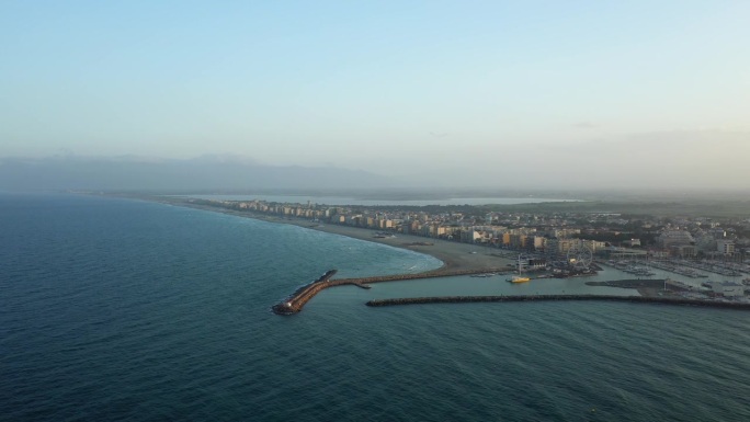 城市的中心和欧洲港口的入口，在法国，在奥克西塔尼，在东方比利牛斯山脉，在阿盖尔斯，在地中海的边缘，在