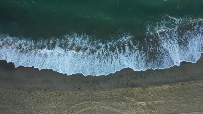 海浪和蔚蓝的海水在柔软的沙滩上，在欧洲，法国，奥西坦尼亚，东方比利牛斯山脉，阿根廷，地中海，在夏天，