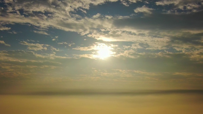 云海日出阳光透过云雾