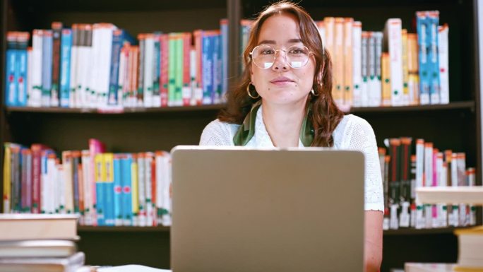 女人，脸或笔记本电脑在图书馆与快乐的研究，规划和网络网络。学生，人物和肖像或微笑为电子学习，项目和研