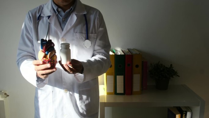 一名医生手里拿着药片和药盒。医疗、健康和疾病的概念。