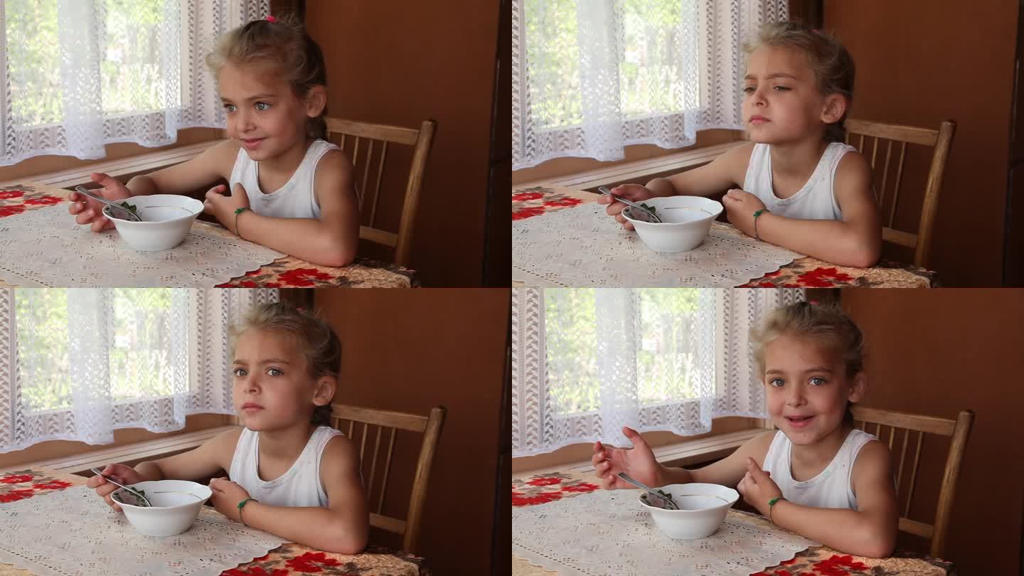情绪化的小女孩在早上吃早餐