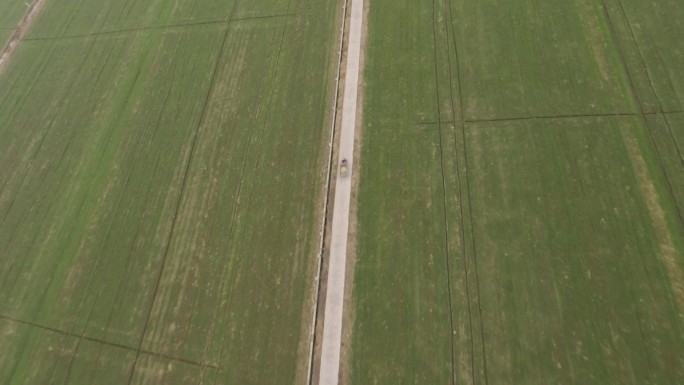 FPV穿越机拍摄电动三轮车驶过乡间道路