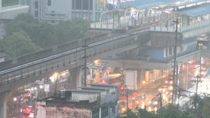 泰国曼谷——2021年6月8日:曼谷On Nut BTS站下起了暴雨。雨中火车在城市。恶劣的天气条件