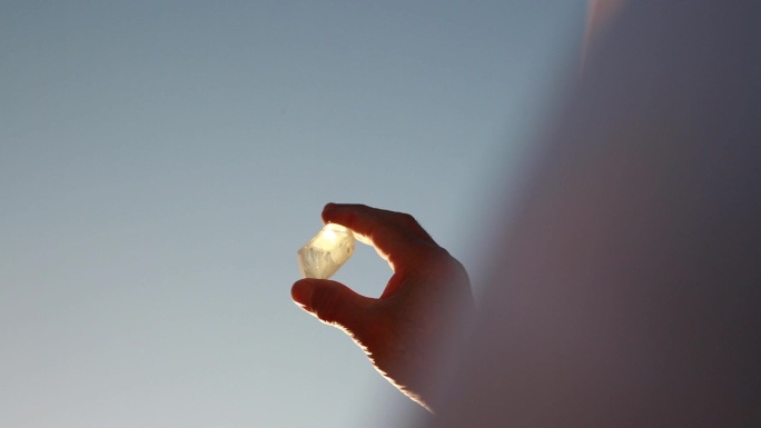 08沙漠 阿拉伯人 举起宝石玻璃 玻璃