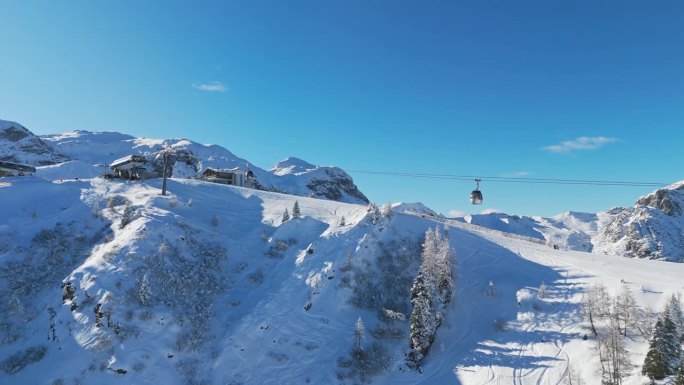空中滑雪缆车千禧年快递公司跟踪拍摄到纳斯菲尔德滑雪胜地的无人机画面