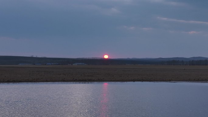 乌云遮不住太阳荒野湿地乌云日暮残阳映水面