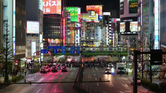 2023年4月4日，日本东京:新宿歌舞伎町的汽车交通和火车交通，东京夜景