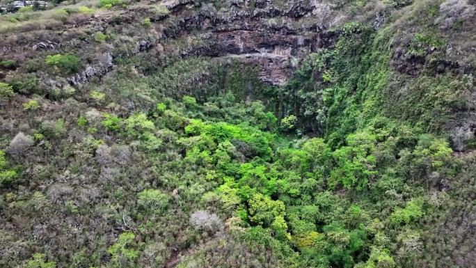 留尼旺岛上的重要盆地瀑布
