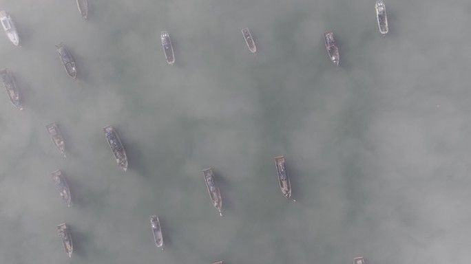 航拍俯瞰威海双岛湾平流雾下海面渔船