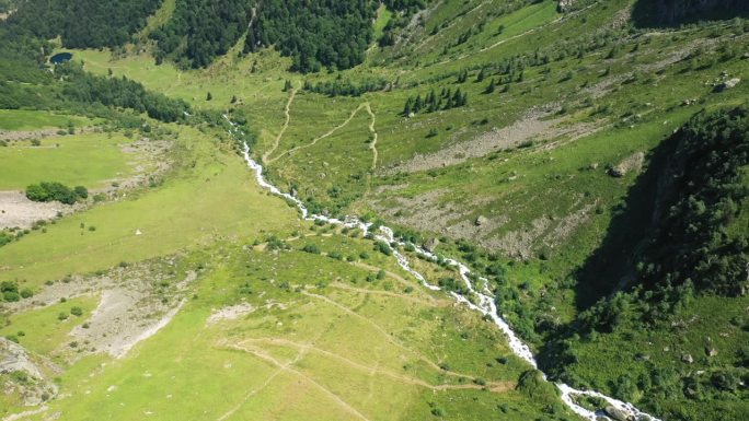 柳青河蜿蜒穿过碧绿的山野，欧洲、法国、奥西塔尼亚、上pyutes - pyrsamnsames，夏天