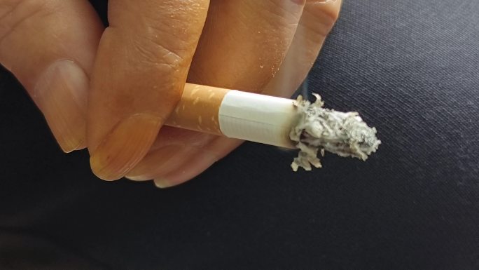 男人抽烟的手特写禁烟环境戒烟点烟吸烟男人