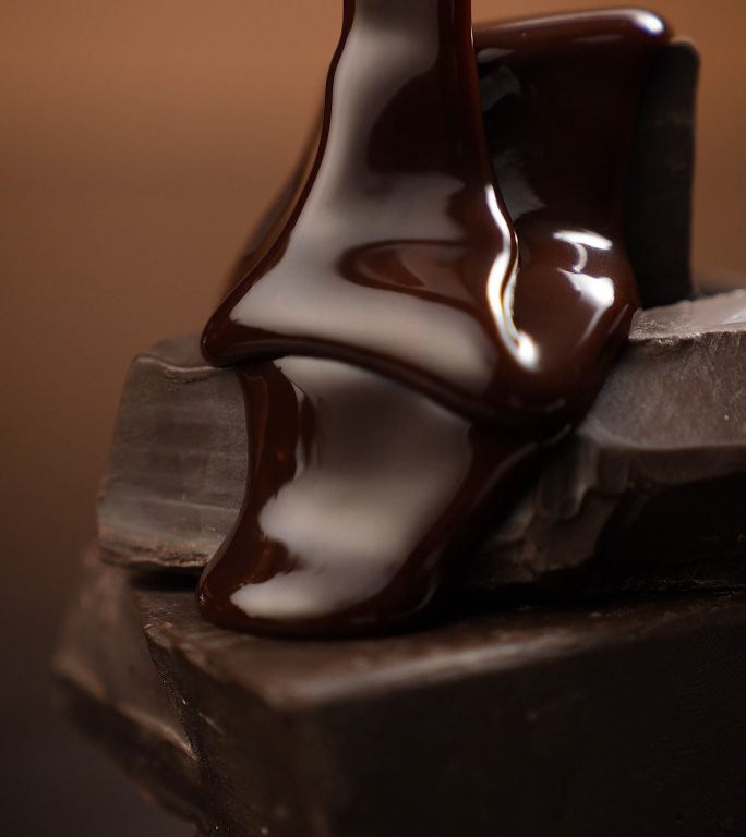 巧克力液体滴落在巧克力上