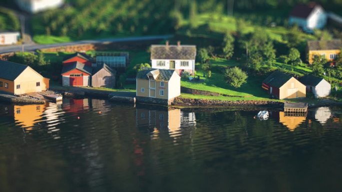 Hardanger峡湾岸边的小型小屋和船屋。Tilt-shift射杀。