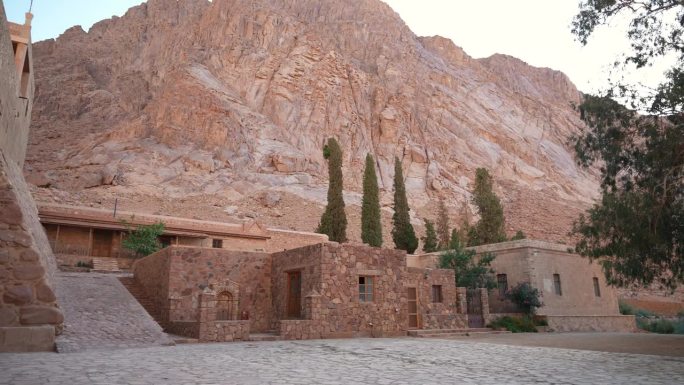 埃及沙漠中的圣凯瑟琳修道院庭院。西奈山的古代历史宗教场所。游览摩西山