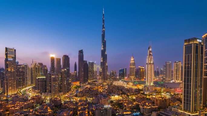 阿拉伯联合酋长国(UAE)迪拜市中心现代摩天大楼的昼夜延时视图，放大