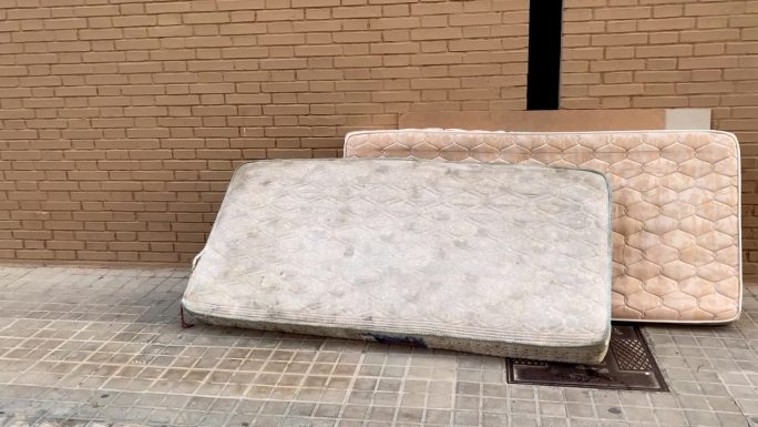 床垫躺在人行道上