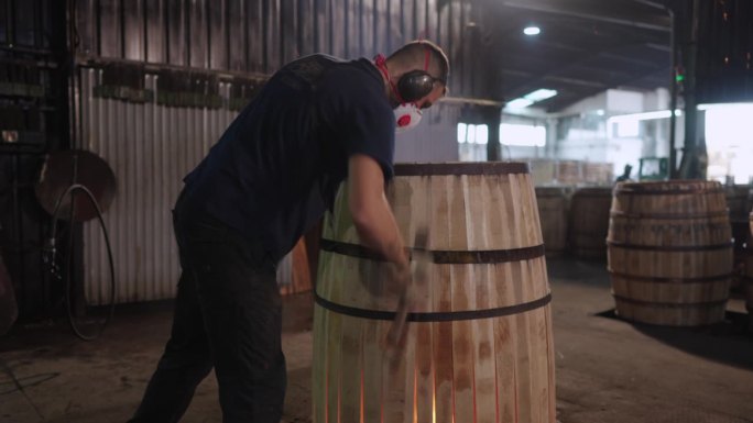 视频4k Prores HQ。在赫雷斯(雪利酒)的一个合作社里，工人师傅制作了一个装白兰地的木桶，橡