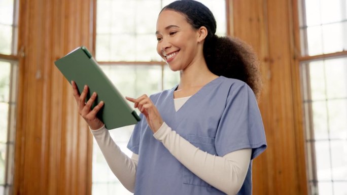 女人，微笑和平板电脑用于研究，护士和医疗保险或保健，远程医疗和技术。快乐的女性，医疗专业人士和网络应