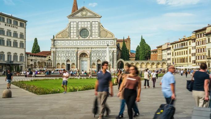 意大利托斯卡纳的佛罗伦萨，夏天，在主要城市广场周围的圣玛丽亚新教堂大教堂，游客们漫步和观光景点的时间