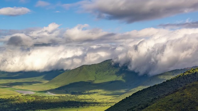 非洲坦桑尼亚恩戈罗恩戈罗保护区郁郁葱葱的山坡上多云的天空