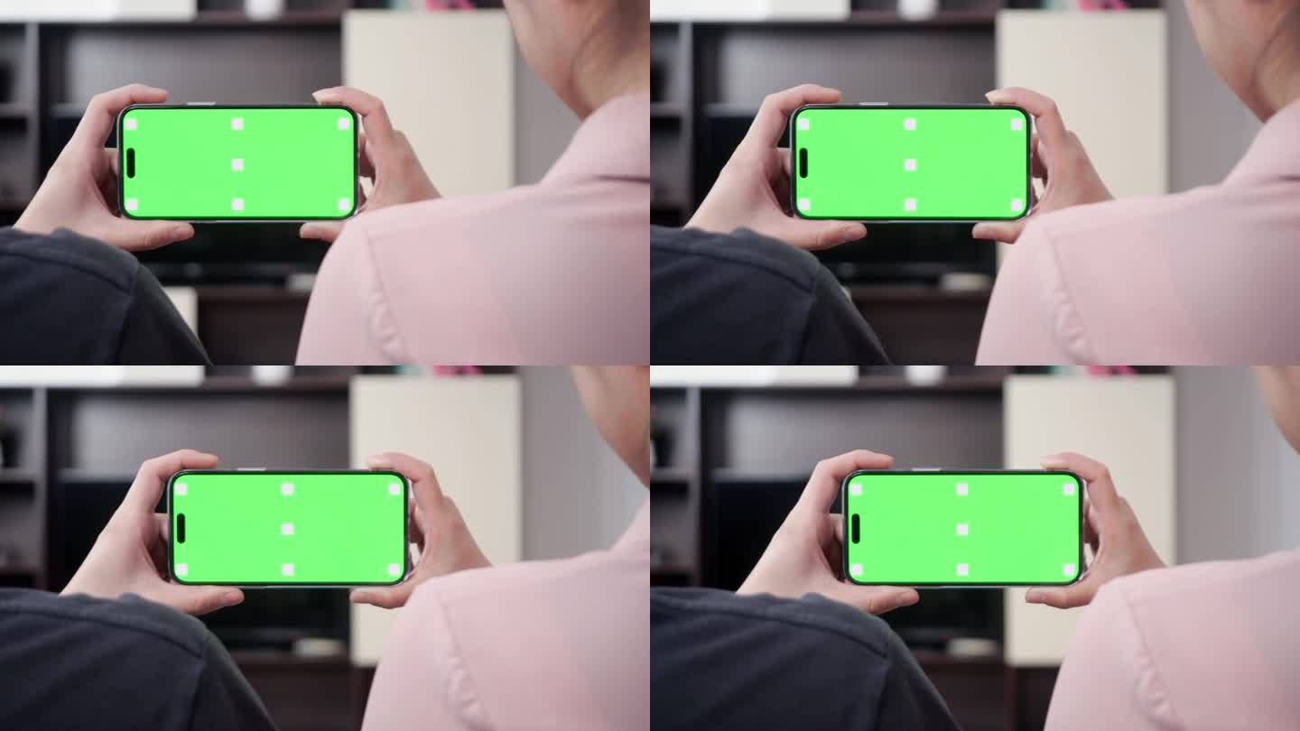 居家情侣使用手机绿幕沙发上双人手机绿幕