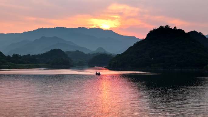 夕阳下湖面迎面驶来的小船