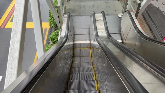室外空电梯下行的视角。大倾角。