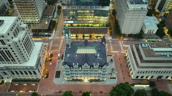 老市政厅建筑鸟瞰图在历史悠久的国会广场区市中心的弗吉尼亚州里士满。美国历史建筑的夜晚。