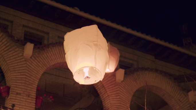 2 .释放纸灯笼在夜里飞