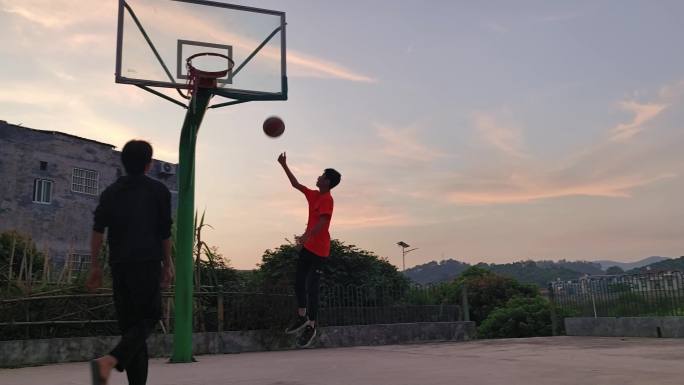 农村小孩子打篮球课外活动户外活动