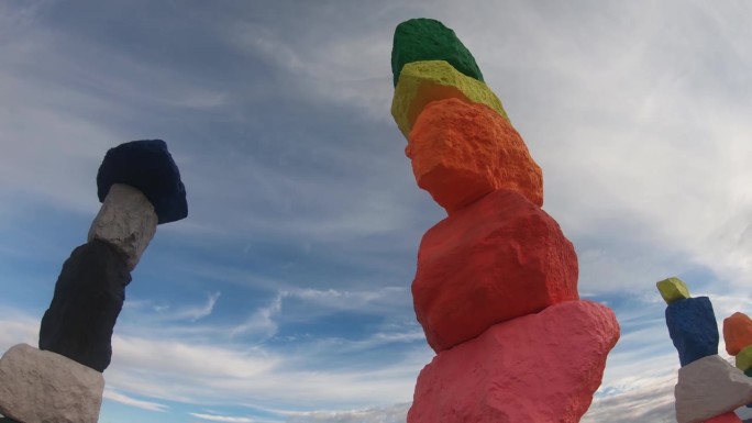 内华达州拉斯维加斯附近沙漠中的七座魔山，抽象的彩色艺术/雕塑矗立在蓝天下