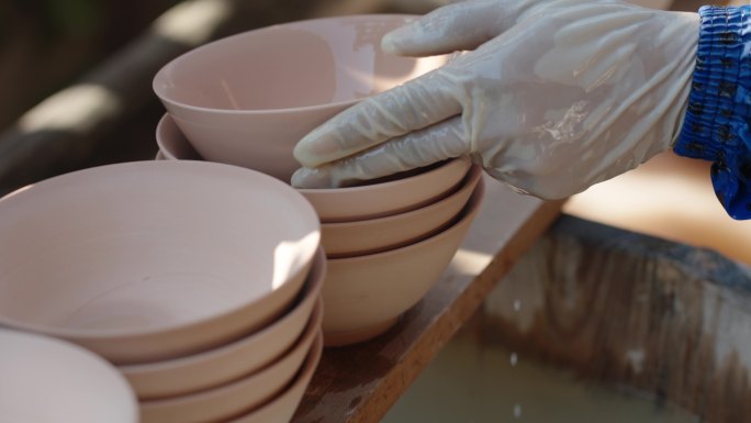 景德镇陶瓷工人匠人清洗陶瓷坯过程
