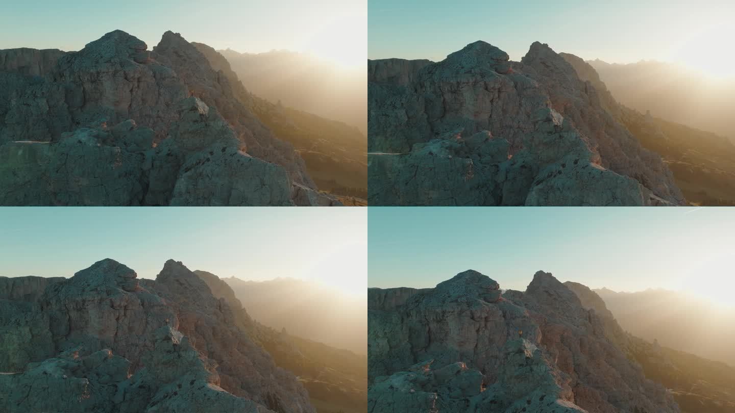 日出时，Piccola Cir顶上的剪影与Val Gardena的金色背景形成鲜明对比。