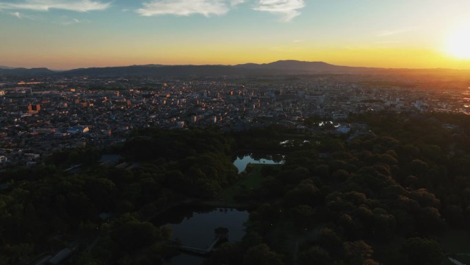 在奈良公园上空飞行，五彩缤纷的日落在日本-鸟瞰图